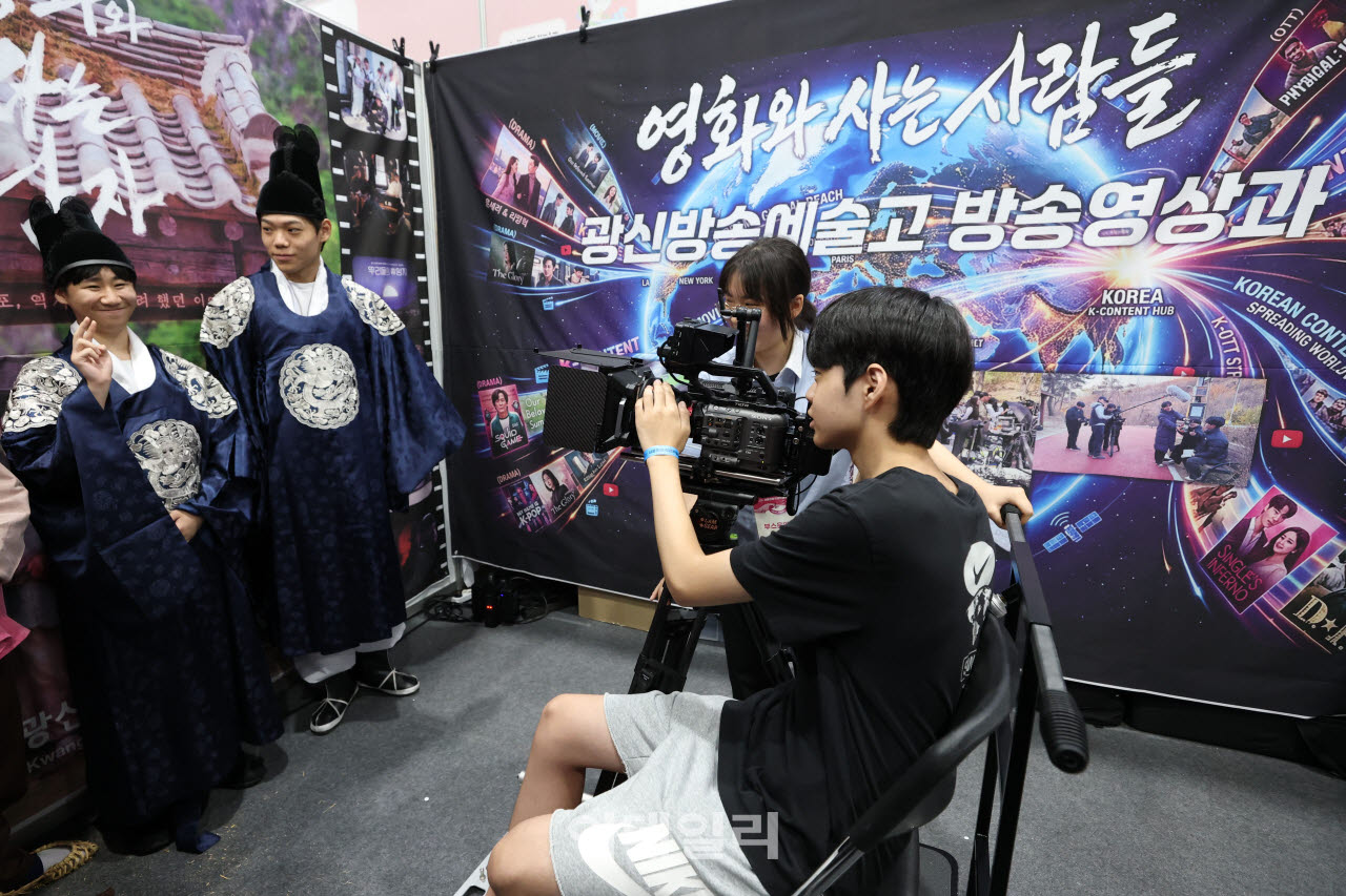카메라 촬영하는 학생                                                                                                                                                                              