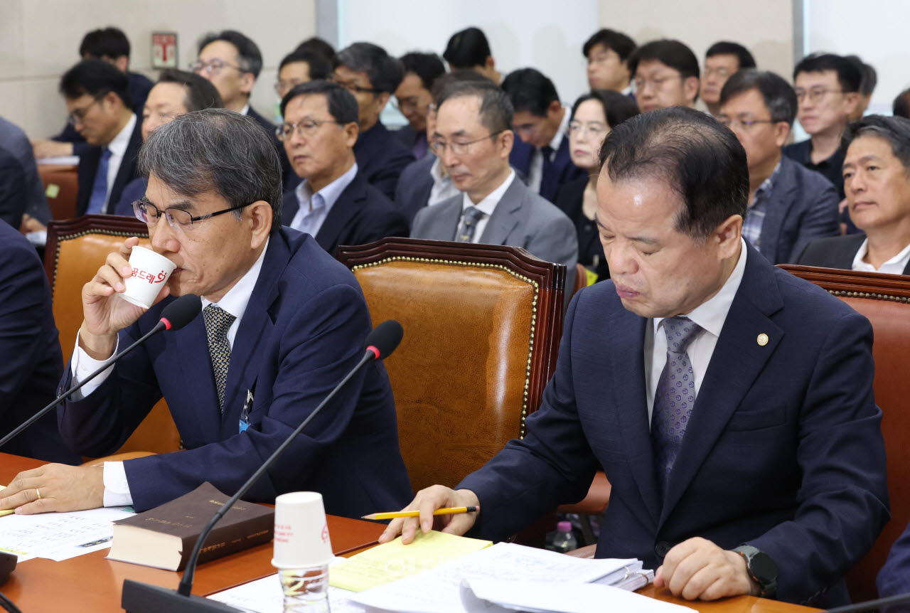 물 마시는 노태악 전 중앙선관위원장                                                                                                                                                                