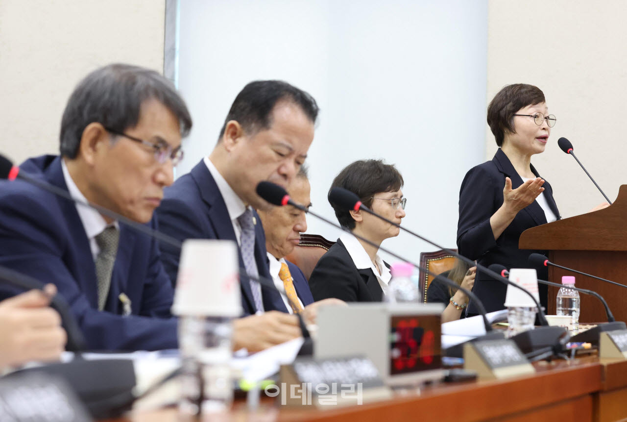 국조특위 1차 청문회, '답변하는 조현욱 진상규명위원장'                                                                                                                                   