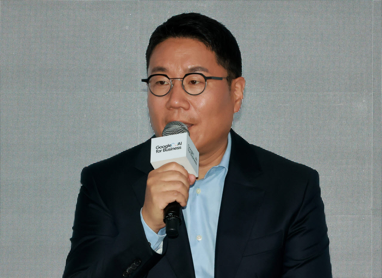 질의에 답하는 윤구 구글코리아 사장                                                                                                                                                                