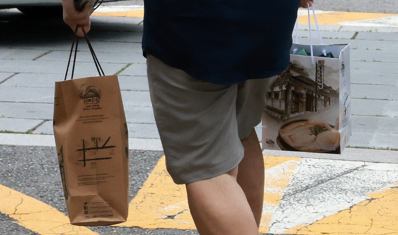 초복 하루 앞두고 삼계탕 찾은 시민들                                                                                                                                                               