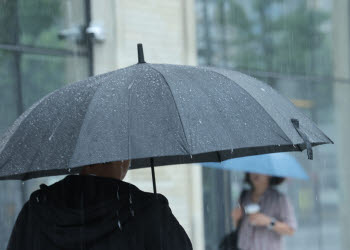 태풍 지나갔는데 또 폭우…밤새 최대 120㎜ '물폭탄'