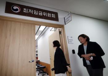 내년 최저임금 1만 700원 확정…올해보다 3.7% 인상(상보)