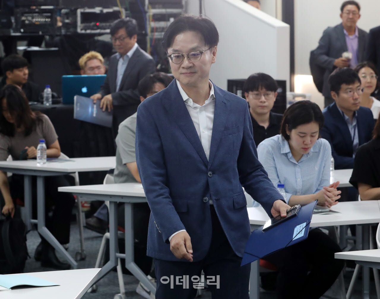  'AI 릴레이 토론회 참석하는 김정관 장관                                                                                                                                                      