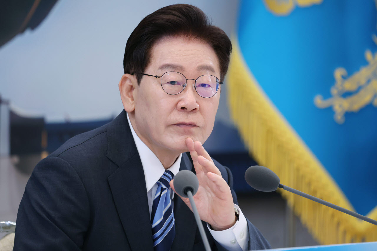 이 대통령 "ETF 때문에 많이 당했죠?"…금융당국에 보완책 지시