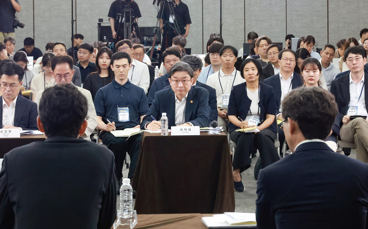 전세대출은 '취약계층'…대출총량규제 손질·부담금 도입도 논의