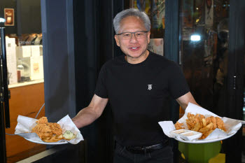 '韓 치맥 회동' 젠슨 황, 일본에선 '꼬치' 들었다