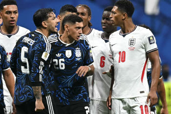 ''전반 반칙 수 19회·신경전까지'' 40년 축구 전쟁 앙금은 그대로