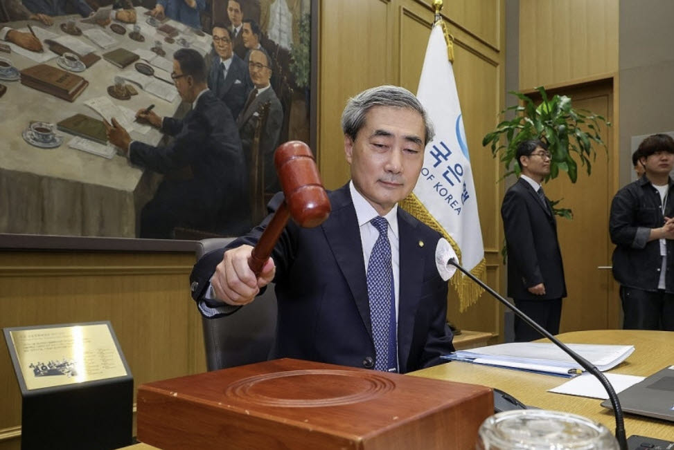 웃으며 입장한 신현송…예상된 금리인상에 차분한 금통위[금통위스케치]