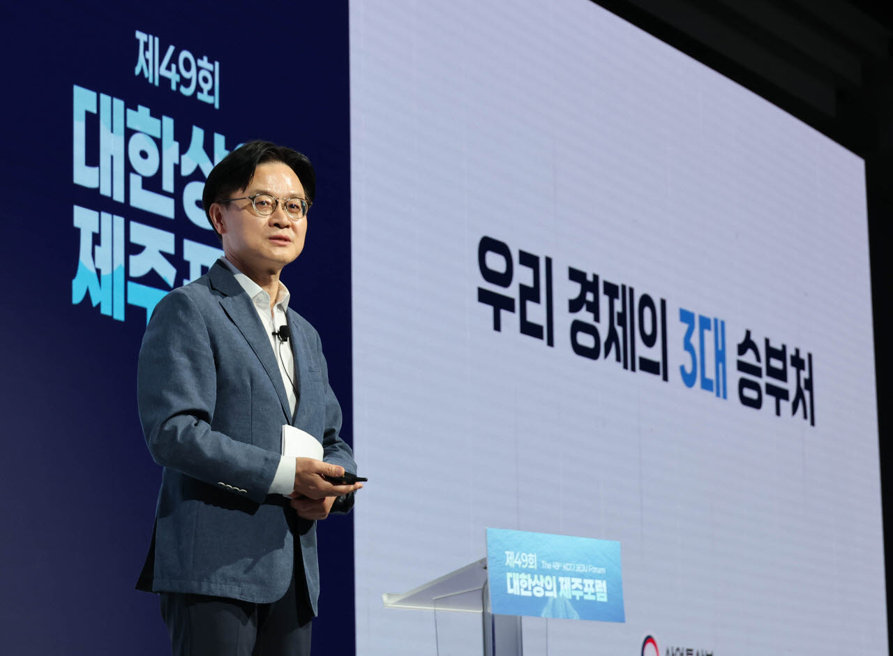 김정관 "반도체 호황, 전체 호황은 아냐…투자 속도 높여야"