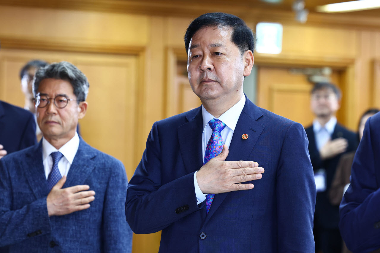 [포토]국민의례하는 구윤철 부총리