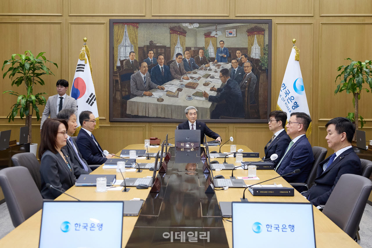 금통위 "올해 성장률, 2.6% 큰폭 상회…수출·투자 높은 증가세"