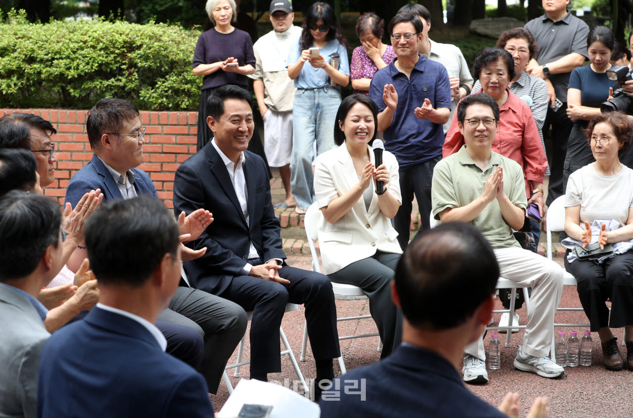  박수받는 오세훈 서울시장                                                                                                                                                                         