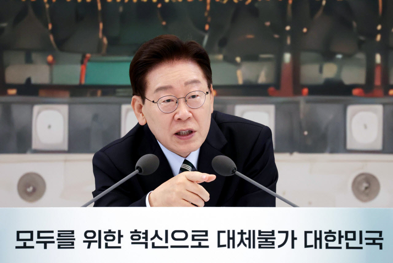 세입자는 공공에 '전세금' 맡기고 집주인은 '월세' 받는다