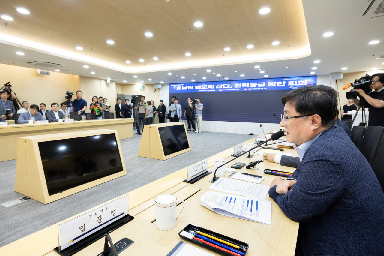 기후장관, 호남 반도체 산단 전력 인프라 점검…인허가 단축 추진