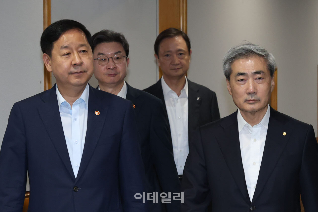 [포토]시장상황점검회의로 향하는 경제 수장들