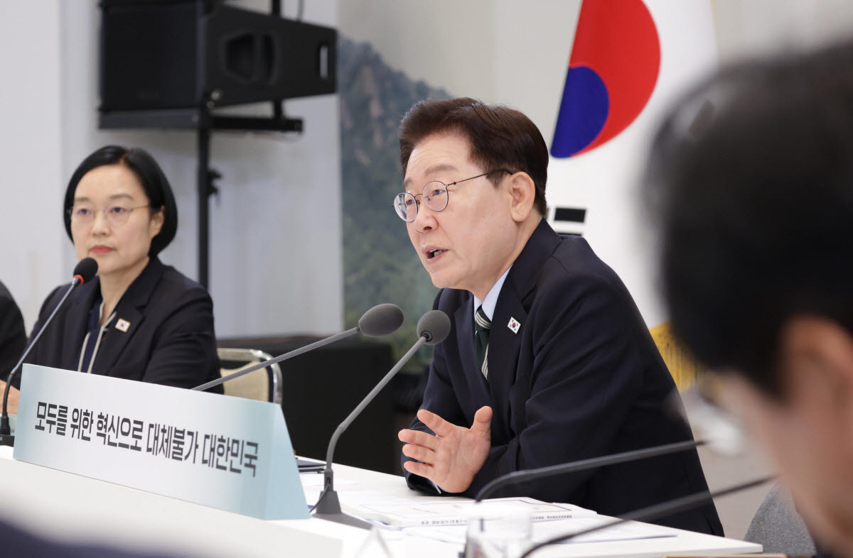 새만금 매립면적 30% 줄이고 사업비 4000억↓…李 “버릴 건 버려야”