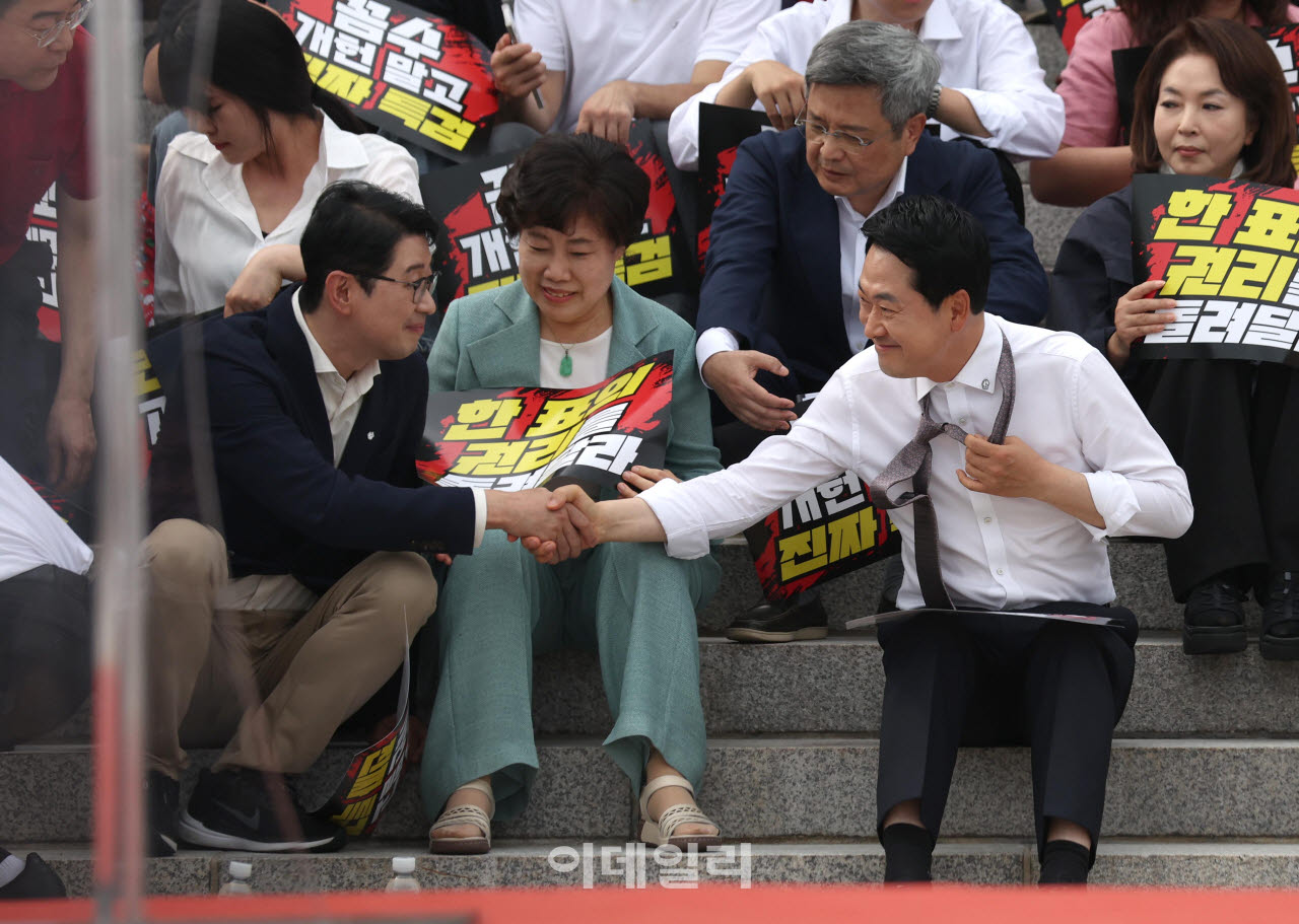 '악수하는 장동혁-주진우'                                                                                                                                                                