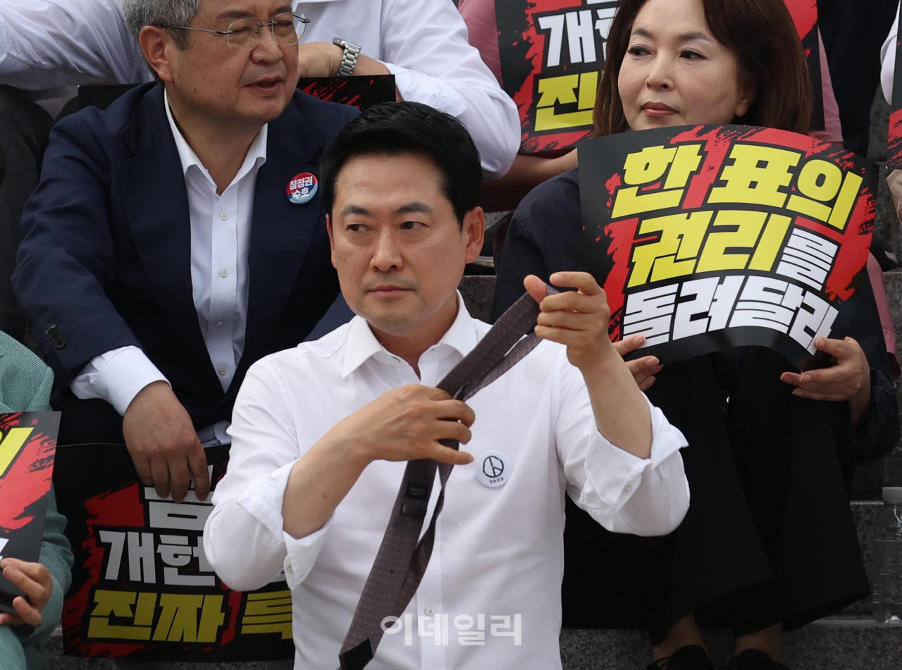 '넥타이 푸는 장동혁 대표'                                                                                                                                                               