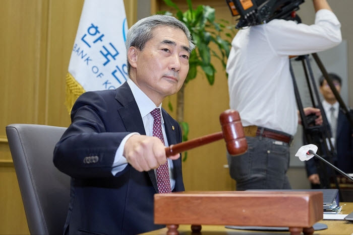 한은, 기준금리 2.75%로 인상…자영업자 이자부담 연 1.8조원 늘어나