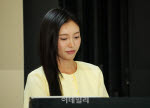 [포토]홍재경 아나운서,질문지를 살펴봐요
