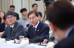 "선거 앞두고 주가 띄웠나?"…李 질문에 국민연금 "사실무근"