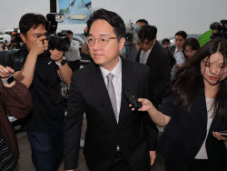 法, 심우정 전 검찰총장 구속영장 기각…"도주·증거인멸 염려 없어"