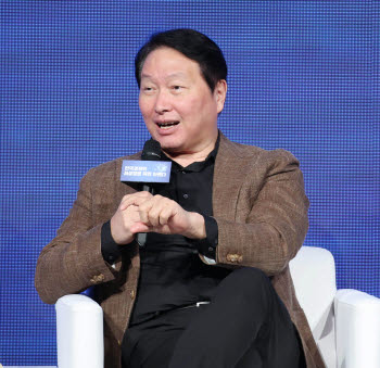 최태원 "하닉 주가 우상향할 것…샀다, 팔았다 하지 말라"