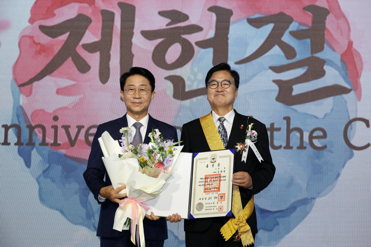 제78주년 제헌절 경축식에서 무궁화장 받은 우원식 전 국회의장                                                                                                                                       
