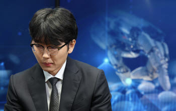 두 점 먼저 놓고도 못 넘은 AI의 벽…신진서, 카타고에 불계패