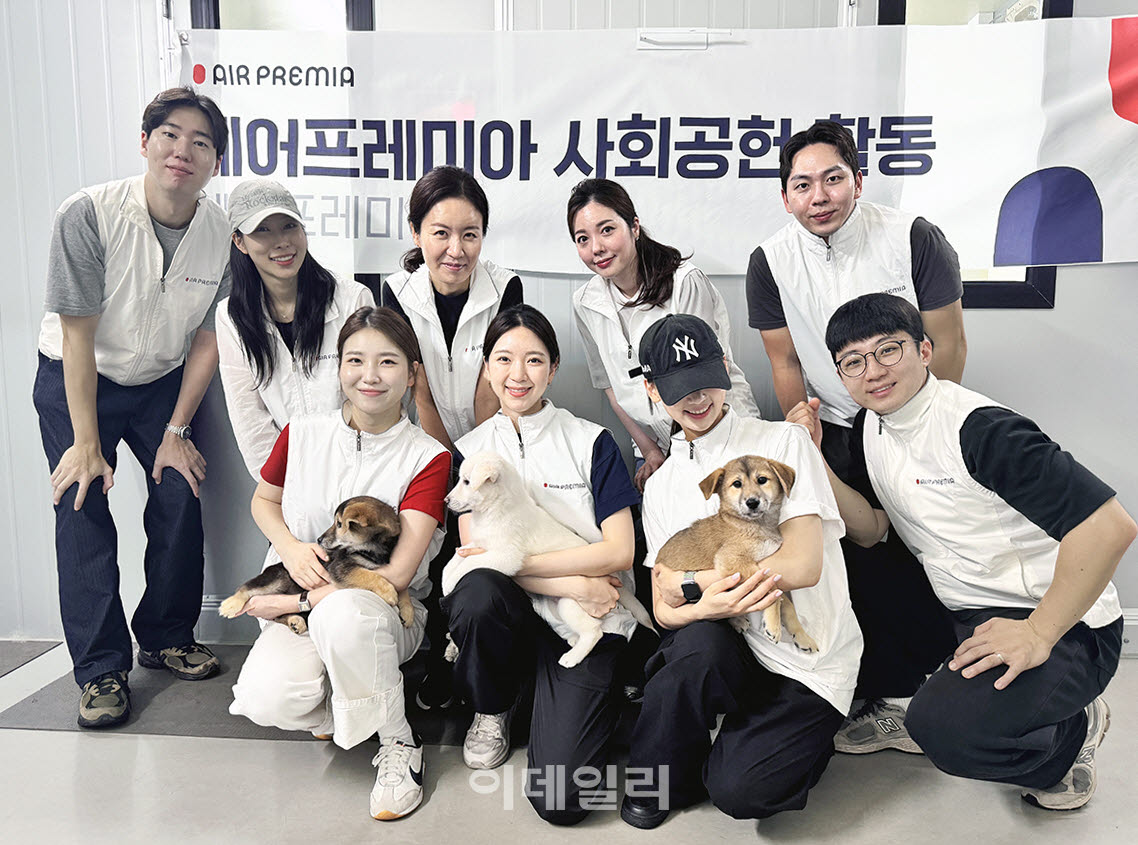 [포토] 에어프레미아 승무원, 중대형견 입양센터 봉사활동