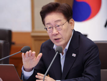李 “AI발 'K자 양극화' 완화 총력”…재정·조세·금융 총동원 주문