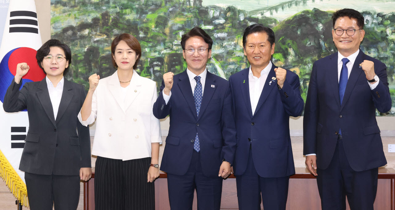 파이팅 외치는 더불어민주당 당대표 후보자들                                                                                                                                                        