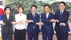 [포토]손 맞잡은 더불어민주당 당대표 후보자                                                                                                                                                              