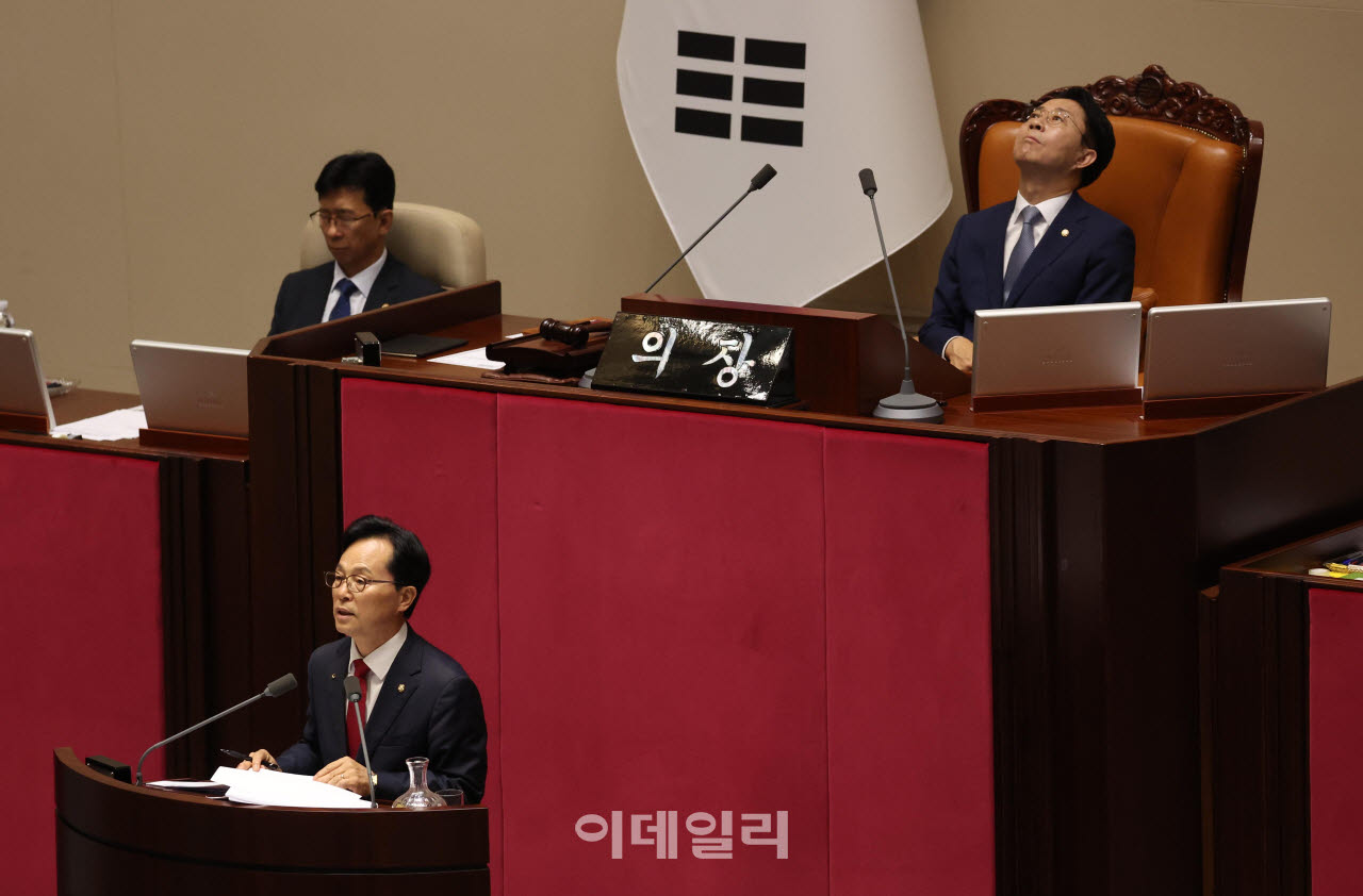 윤용근 의원 무제한토론, '피곤한 조정식 국회의장'                                                                                                                                        