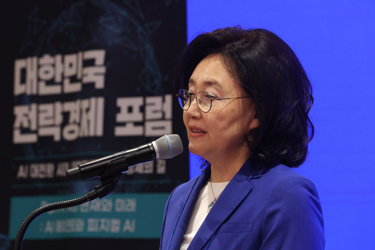 [포토]박영선 위원장, 대한민국 전략경제 포럼 기조발제