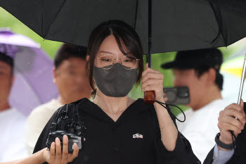 잠실 개표소 '올다르크' 구속 면했다…경찰 조롱 남성은 구속