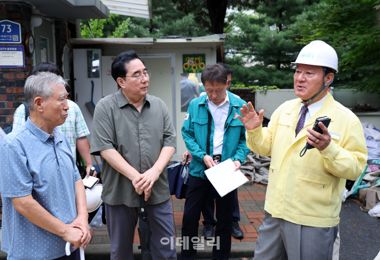 [포토] 주민 건의사항 현장점검하는 유동균 마포구청장