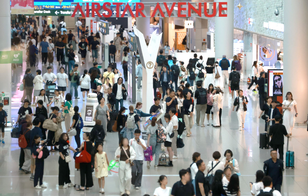 인파로 북적이는 인천공항 면세점                                                                                                                                                                   