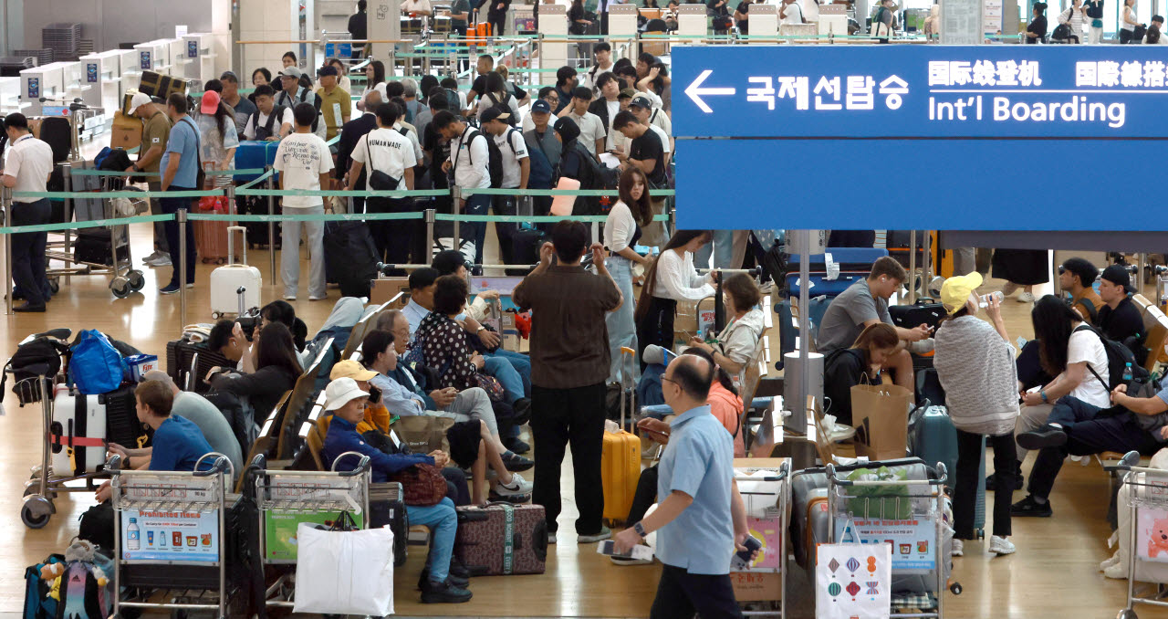 휴가철, 북적이는 인천공항 출국장                                                                                                                                                                  