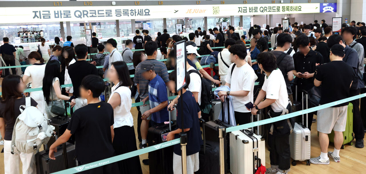 북적이는 인천공항 출국장                                                                                                                                                                          