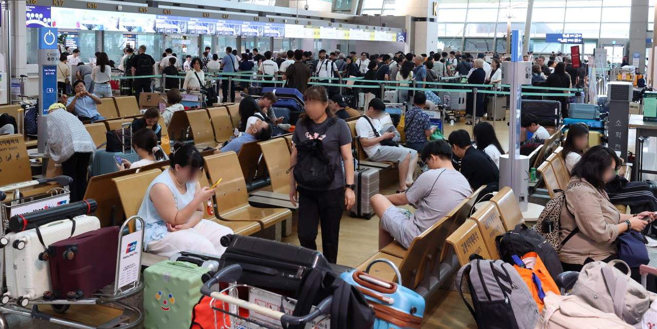 인천공항 출국장, 인파로 북적북적                                                                                                                                                                  
