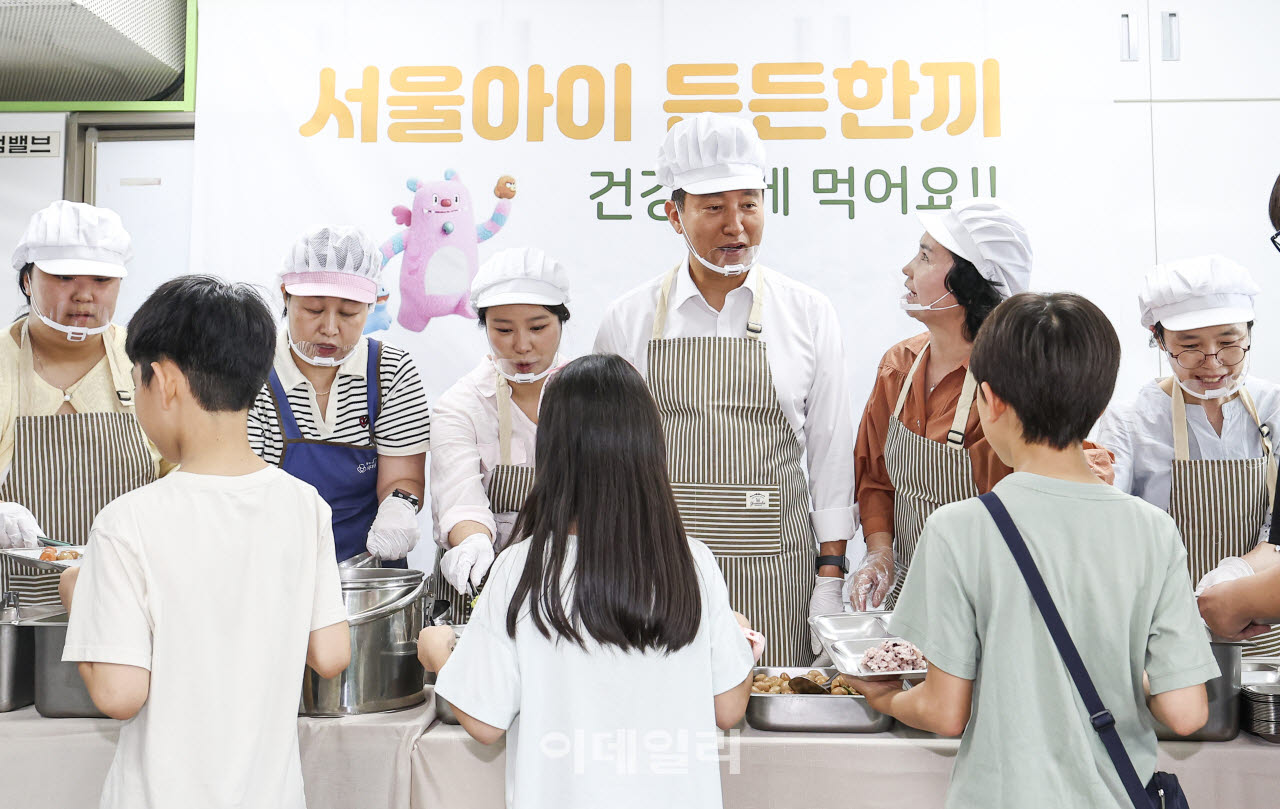  어린이들에게 배식 봉사하는 오세훈 서울시장                                                                                                                                                       