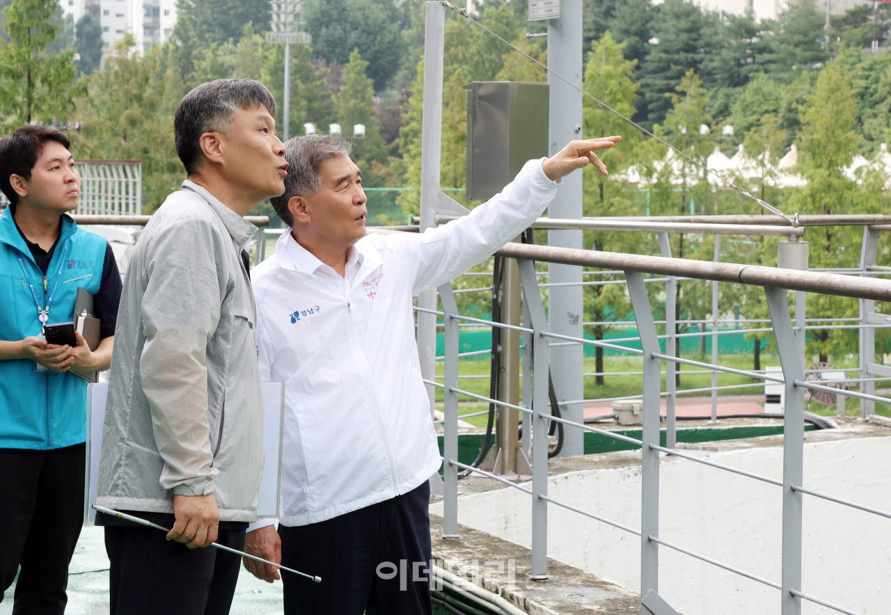 [포토] 장마철 집중호우 대비 현장점검하는 김현기 강남구청장