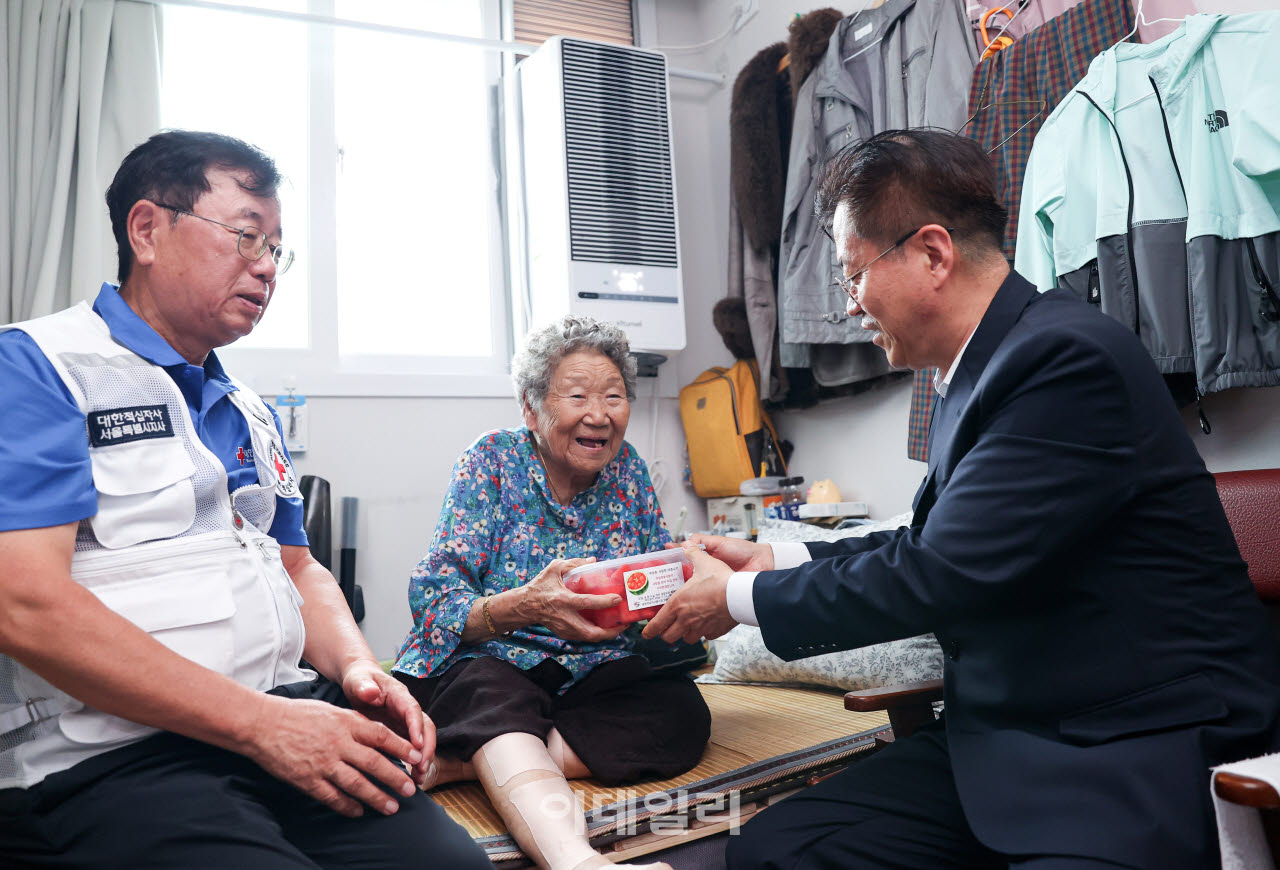 [포토] 조유진 영등포구청장, ‘쪽방촌 주민 건강한 여름나기’