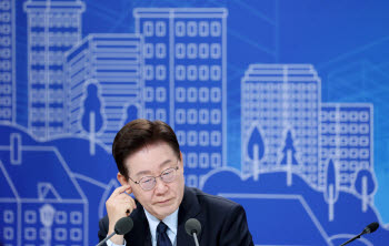 이 대통령 정책 평가, 외교 잘했지만 부동산은 못했다[한국갤럽]