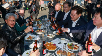 “맥주 한 병 더?” 젠슨 황 농담…1375조 AI 협력 뒷이야기