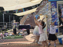 체감온도 38도에도 북적…5000명 몰린 부산 ''등대축제''