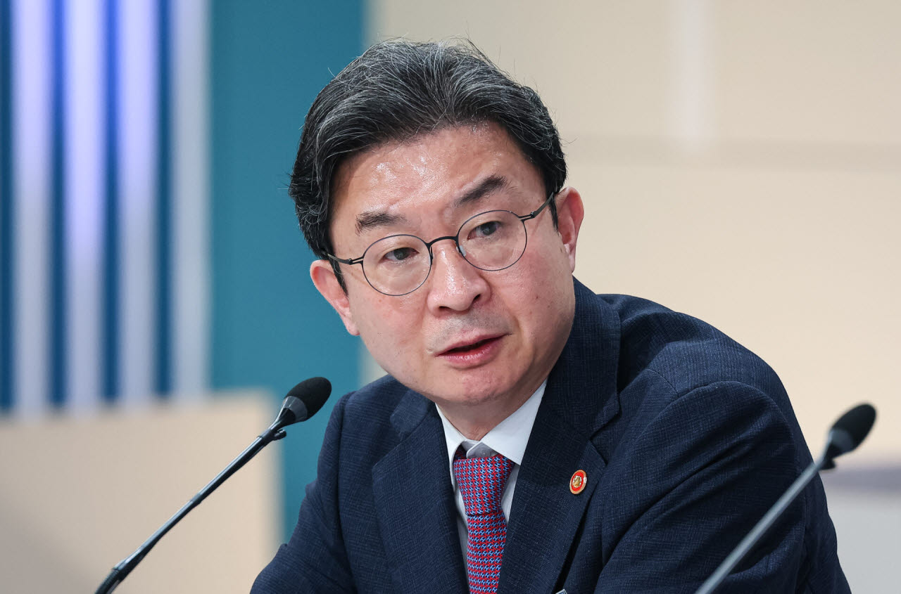 이억원 "대출 규제 유지…청년·신혼부부는 핀셋 지원"