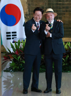 팔짱 끼고 입장해 손하트로 마무리…李·룰라, 서로의 삶에 ‘공감’
